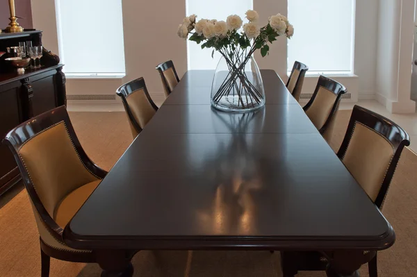 Grande tavolo marrone — Foto Stock