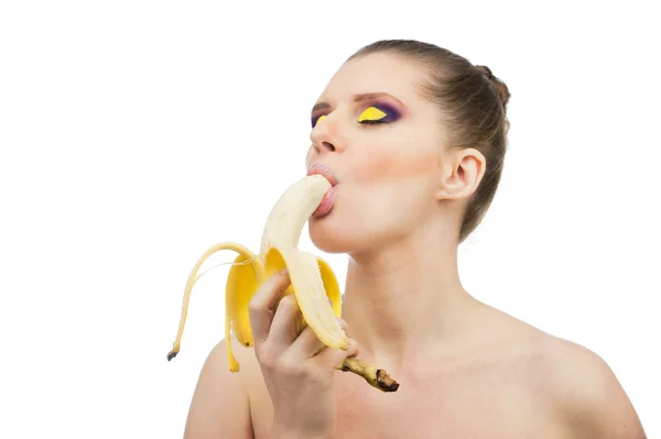 Mulher comendo banana descascada — Fotografia de Stock