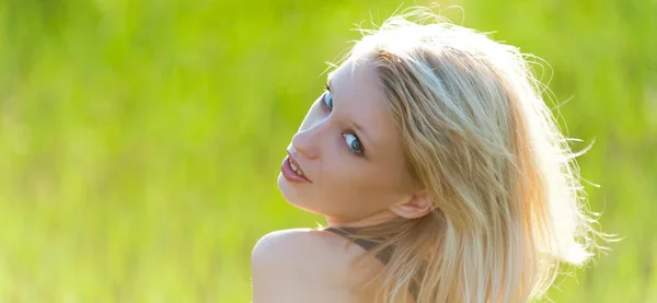 Junge schöne Blondine — Stockfoto