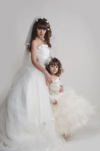 The bride and the little girl — Stock Photo, Image