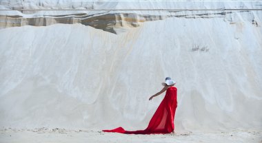 Kırmızılı Kadın