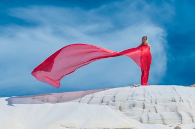 Kırmızılı Kadın