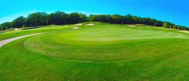 delikleri ve sığınaklar golf sahasında