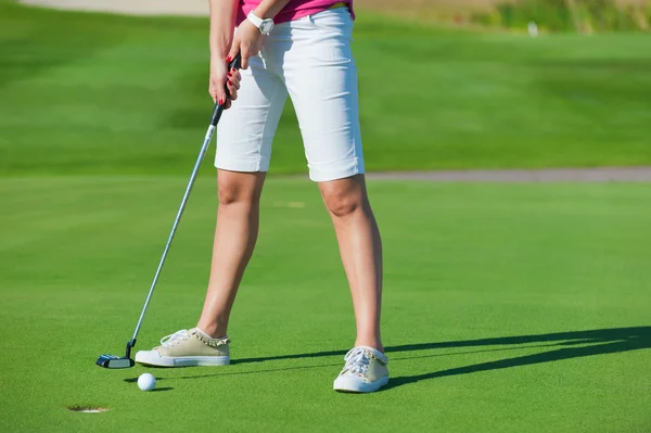 Mujer jugando al golf — Foto de Stock