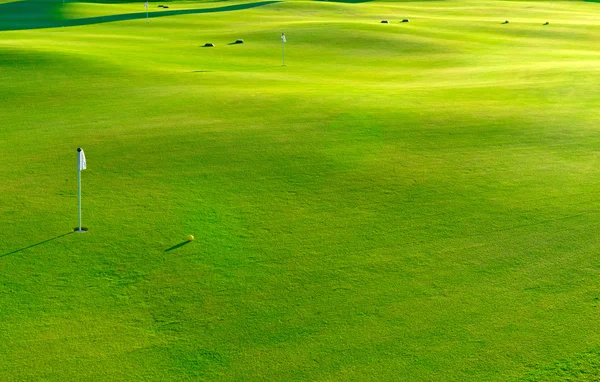 孔和掩体的高尔夫球 — 图库照片