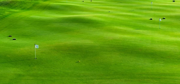 Дыры и бункеры на поле для гольфа — стоковое фото