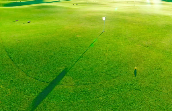 Gaten en bunkers op de golfbaan — Stockfoto