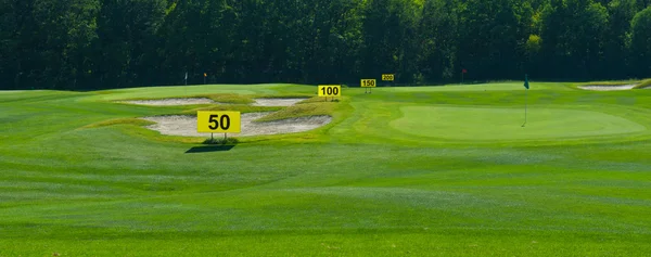 Buracos e bunkers no campo de golfe — Fotografia de Stock