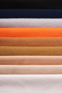 çeşitli renklerde kumaşlar