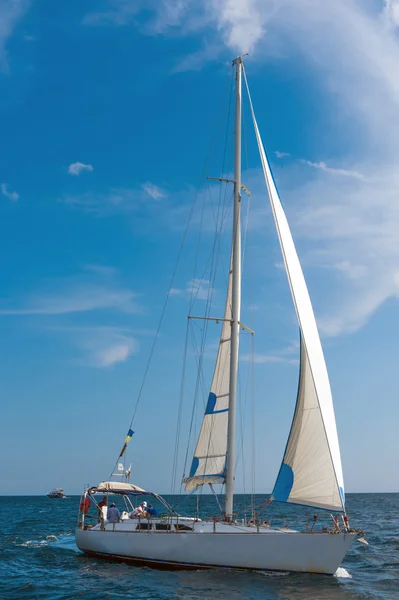 Pequeño velero en mar azul y tranquilo —  Fotos de Stock