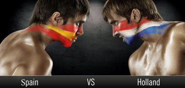 iki futbol taraftarları karşı karşıya bayraklı