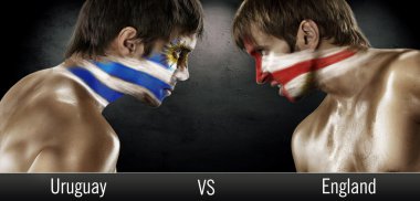 iki futbol taraftarları karşı karşıya bayraklı