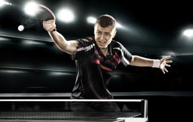 sport man-tennisser op zwarte achtergrond