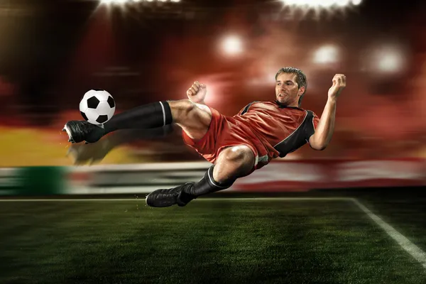 Piłkarz uderzając piłkę — Zdjęcie stockowe