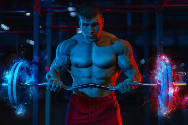 Kroppsbyggnadskoncept. Muskulös bodybuilder idrottare pumpa upp muskler med skivstång i gym. — Stockfoto