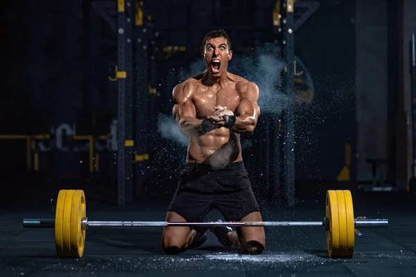 Bodybuilder man. Muscular young fitness male have a workout with barbell in fitness gym. — Stock Photo, Image