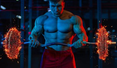 Vücut geliştirme yangını. Spor salonunda halterle kaslarını şişiren kaslı vücut geliştirici sporcu..