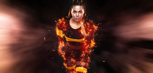 强壮的女运动员,穿着运动服穿着黑色背景跑步.健身和运动动机。跑步者概念. — 图库照片