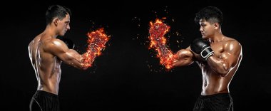 Boksörler. Siyah arka planda, savaş raflarında boks eldivenli iki erkek dövüşçü. Fitness konsepti. Bireysel spor eğlencesi.
