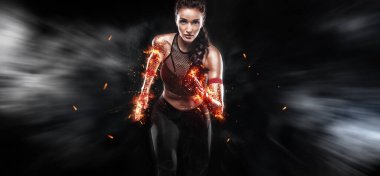 Spor, fitness ve spor motivasyon giymiş siyah arka plan üzerinde çalışan bir güçlü atletik, kadın sprinter. Runner kavramı kopya alanı ile.