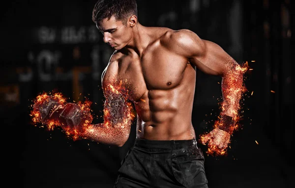 Концепція бодібілдингу. Жорстокий сильний м'язовий культурист спортивний чоловік накачує м'язи з штангою на чорному тлі . — стокове фото