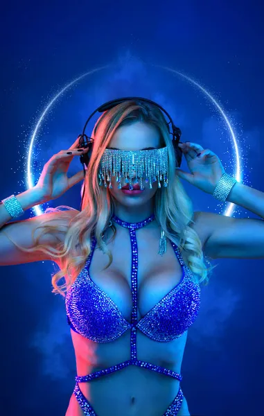A neon poszter DJ-vel az éjszakai bulira. Nő fejhallgatóval szórólapon fényes háttér. — Stock Fotó