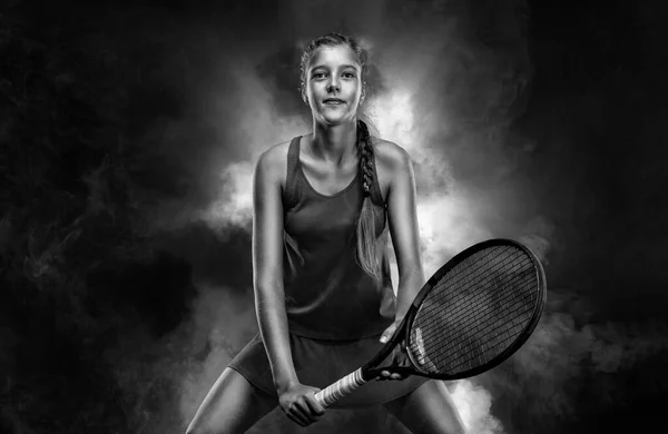 Jugador de tenis. Hermosa chica adolescente y atleta con raqueta en ropa de deporte y sombrero en pista de tenis. Concepto deportivo. — Foto de Stock