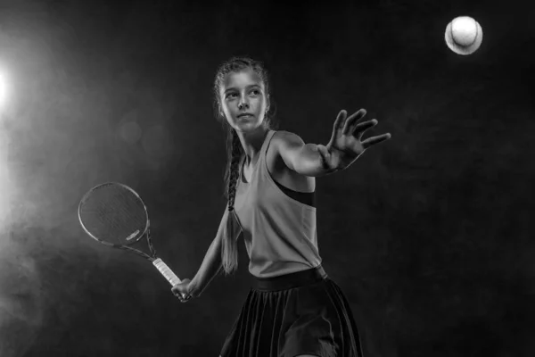 Jogador de ténis. Menina bonita adolescente e atleta com raquete em sporswear e chapéu no campo de ténis. Conceito de desporto. — Fotografia de Stock