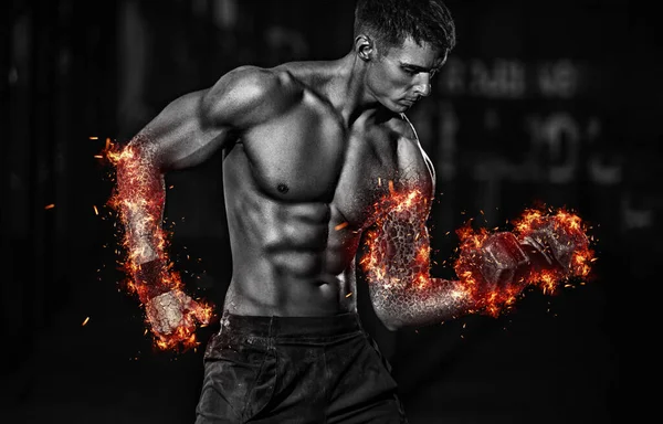 Concepto de culturismo. Brutal fuerte musculoso culturista atlético hombre bombeando los músculos con barra sobre fondo negro. — Foto de Stock