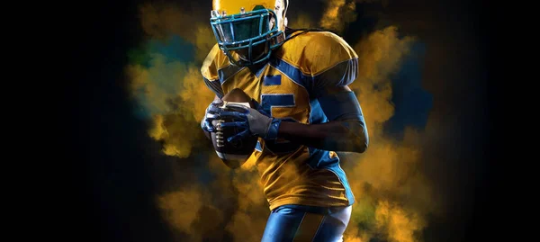 Jogador de futebol americano, atleta de capacete com bola no estádio. Papel de parede esporte com copyspace. — Fotografia de Stock