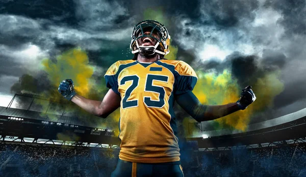 Jogador de futebol americano, atleta de capacete com bola no estádio. Papel de parede esporte com copyspace. — Fotografia de Stock