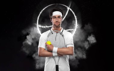Beyaz kostümlü bir tenisçi. Tenis kortlarıyla büyük arenada erkek sporcu.