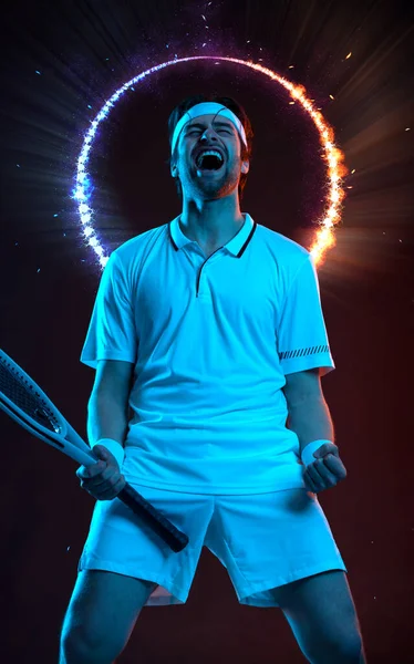 テニス選手。勝利を祝う幸せなスポーツマン。白いTシャツのラケットを持つスポーツ選手. — ストック写真