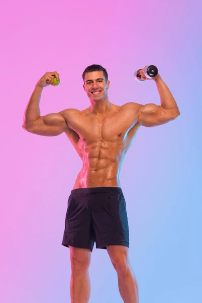 Hombre feliz atleta con mancuerna aislada sobre fondo rosa. Gimnasio entrenamiento de cuerpo completo. El atleta musculoso del hombre en gimnasio de la aptitud tiene entrenamiento havy. Entrenador deportivo en entrenamiento. Motivación física. —  Fotos de Stock