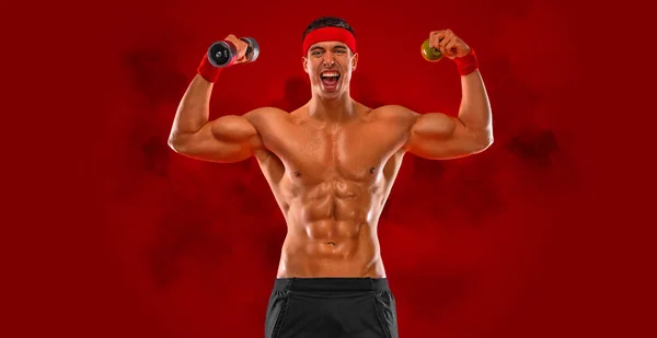 Šťastný muž atlet s činkou na červeném pozadí. Tělocvik s celým tělem. Svalnatý muž sportovec ve fitness tělocvičně mají rušné cvičení. Sportovní trenér na trailingu. Fitness motivace. — Stock fotografie