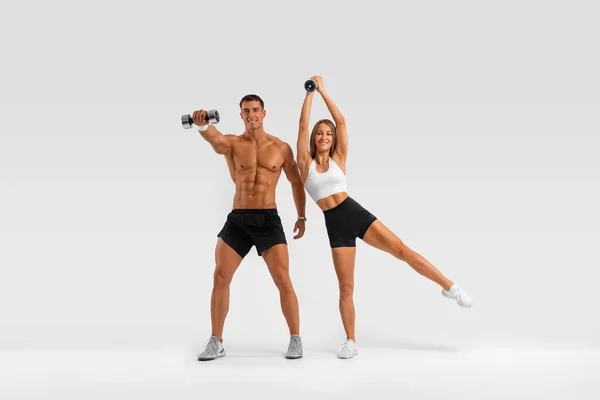 Ajuste pareja en el gimnasio aislado sobre fondo blanco. Concepto fitness. Estilo de vida saludable. — Foto de Stock