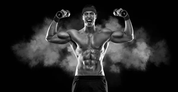 Siyah arka planda dambılı olan mutlu bir sporcu. Spor salonu tüm vücut egzersizi. Spor salonundaki kaslı erkek sporcu antrenman yapıyor. Spor eğitmeni antrenman yapıyor. Fitness motivasyonu. — Stok fotoğraf