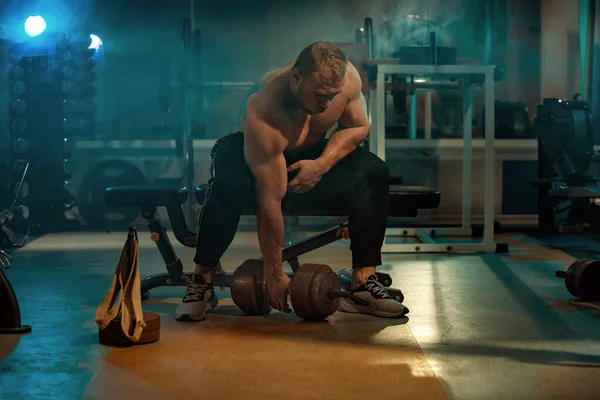 Spor salonunda bilek güreşi antrenmanı için güçlü bir sporcu. Vücut geliştirici kol güreşçisi spor salonunda.