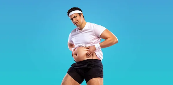 Hombre gordo quiere perder peso y convertirse en un atleta delgado. Concepto Fitness. —  Fotos de Stock