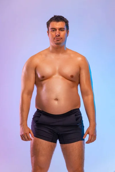 En mycket fet man vill gå ner i vikt och bli en smal idrottare. Begreppet ändamålsenlighet. — Stockfoto