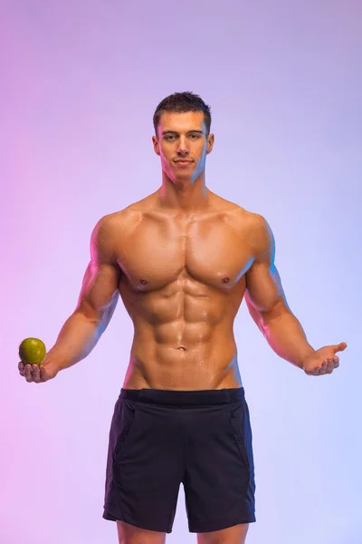 Boldog férfi atléta súlyzóval elszigetelve rózsaszín háttérrel. Tornaterem teljes testedzés. Izmos férfi sportoló fitness tornaterem van havy edzés. Sportedző a kiképzésen. Fitneszmotiváció. — Stock Fotó