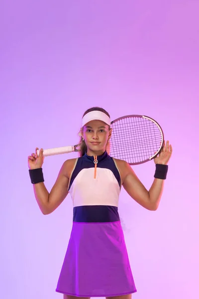 Joueur de tennis. Belle adolescente et athlète avec raquette en vêtements de sport rose et chapeau sur le court de tennis. Concept mode et sport. — Photo