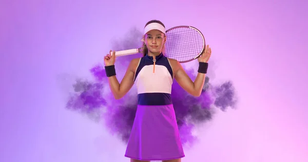 Joueur de tennis. Belle adolescente et athlète avec raquette en vêtements de sport rose et chapeau sur le court de tennis. Concept mode et sport. — Photo