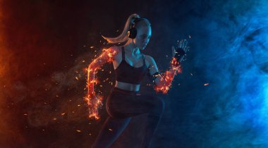 Hızlı koşu. Siyah arka planda koşan güçlü atletik kadın spor kıyafetlerini giyiyor. Spor ve spor motivasyonu. Çalıştırıcı kavramı.