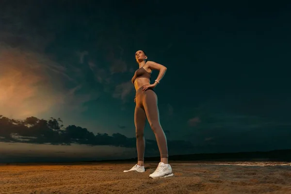 Ginásio e conceito de fitness. Muscular jovem mulher de esportes fazendo exercício ao ar livre. — Fotografia de Stock