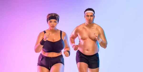 Fet man och fet kvinna joggar för att gå ner i vikt och bli en smal idrottsman. Begreppet idrott. — Stockfoto