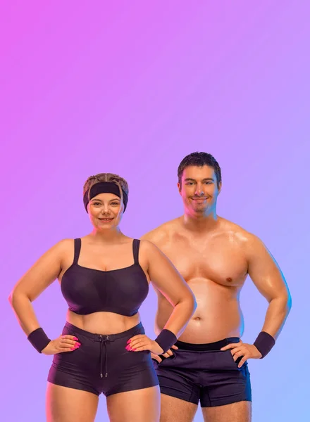 Hombre y mujer gordos en el gimnasio. Concepto de cuerpo positivo y fitness. —  Fotos de Stock