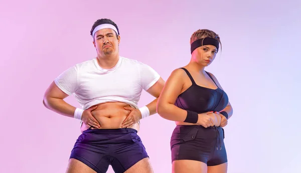 Dicke Männer und Frauen im Fitnessstudio. Body Positive und Fitness-Konzept. Mockup für Social-Media-Publikationen zum Thema Fitness, Sport, Diätetik und Gewichtsverlust — Stockfoto