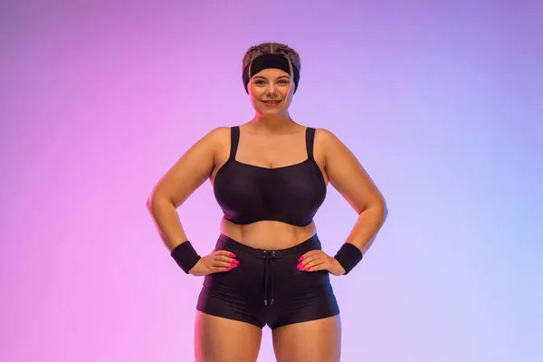 Mujer gorda en el gimnasio. Concepto de cuerpo positivo y fitness. —  Fotos de Stock