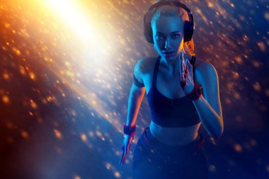 Koşucu kaçıyor. Atlet koşusu.